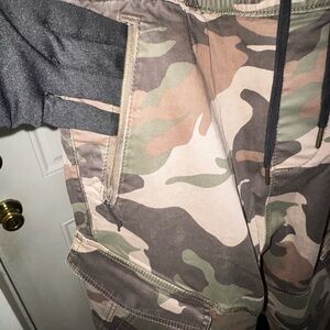 HOLLISTER SUPER SKINNY CARGO JOGGERS. Made with super stretch fabric.